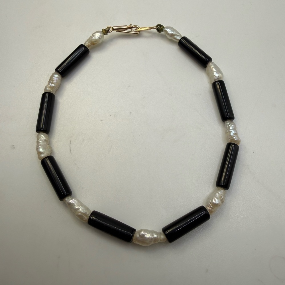 Vintage Pearl & Black Bead Bracelet 7.5” with Gold Clasp